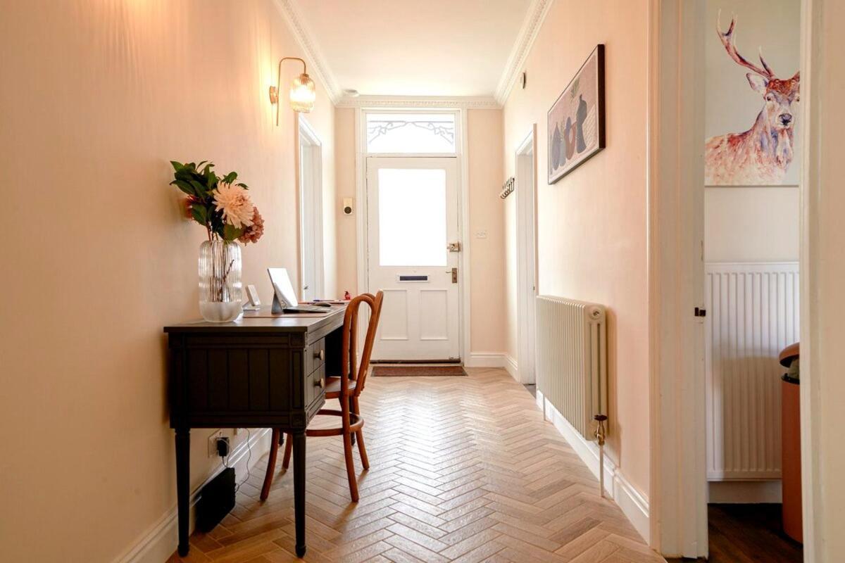 Stunning Ground Floor Apartment Near เซาท์เวิลด์ ภายนอก รูปภาพ