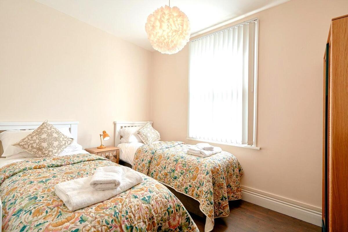 Stunning Ground Floor Apartment Near เซาท์เวิลด์ ภายนอก รูปภาพ